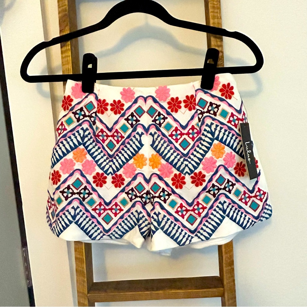 Lulu’s embroidered shorts, size small. NWT!